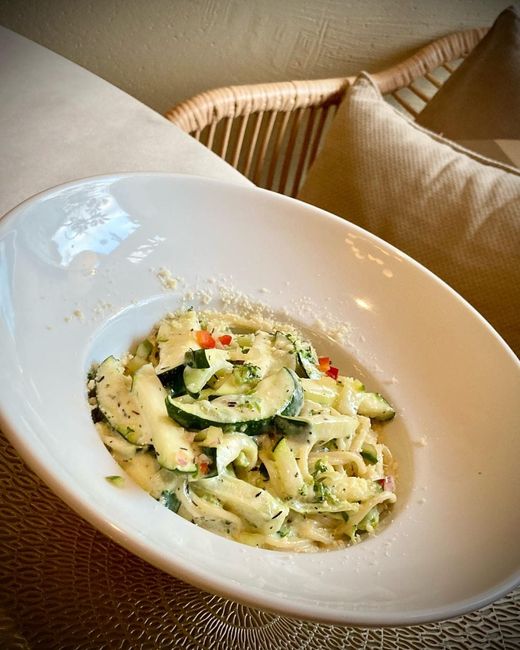 Krēmīga pasta ar cukīni baltā dziļajā šķīvī