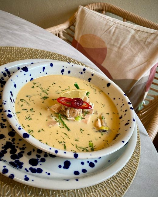 Krēmīga laša zupa ar dillēm, citronu un čili zili raibā bļodā